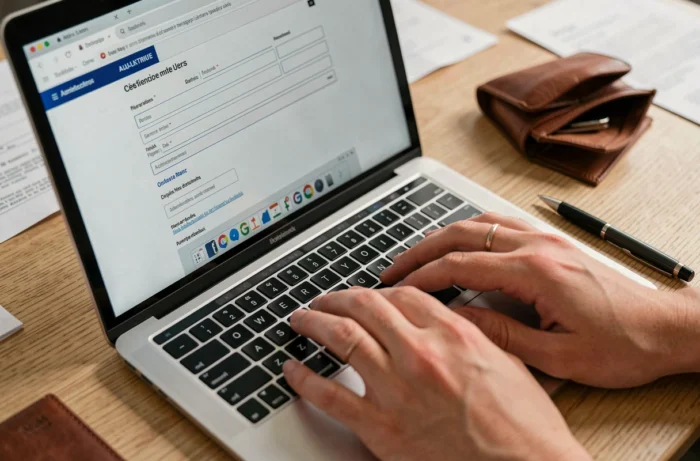 Gros plan sur un formulaire de déclaration de vol en ligne avec un portefeuille vide sur le bureau