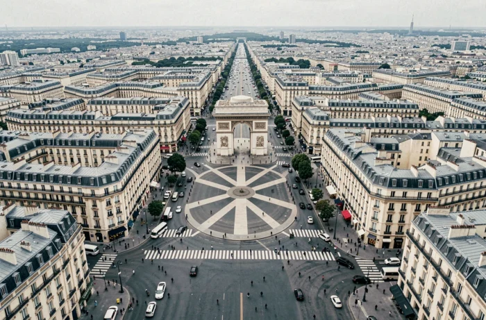 Vue drone verticale de l'Arc de Triomphe et des Champs-Élysées à Paris depuis les airs
